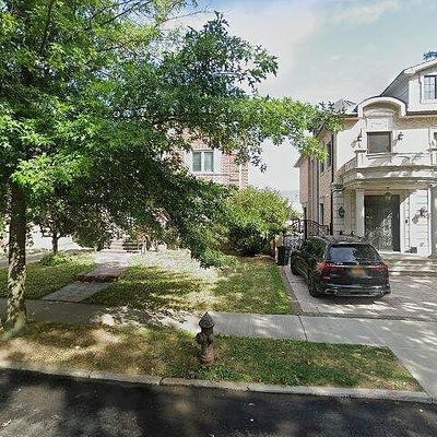 11039 67 Th Dr, Forest Hills, NY 11375