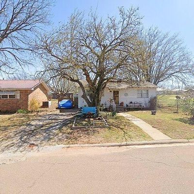 1104 N 6 Th St, Sayre, OK 73662