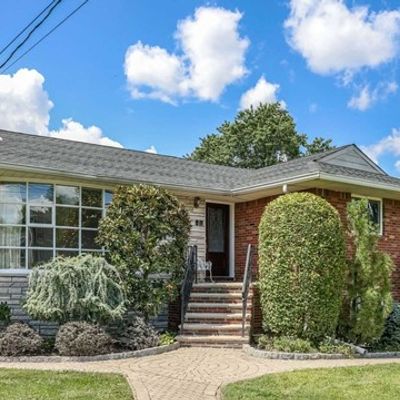 17 Alpine Ct, Englewood Cliffs, NJ 07632