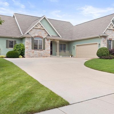 1724 Highlandview Dr, West Bend, WI 53095