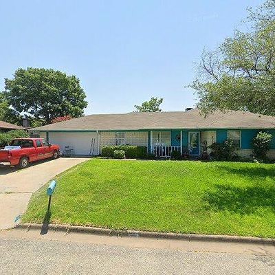 2112 N Village Dr, Bonham, TX 75418