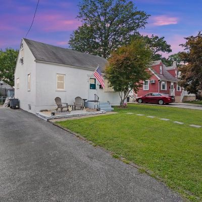 215 Fernwood Ave, Folsom, PA 19033