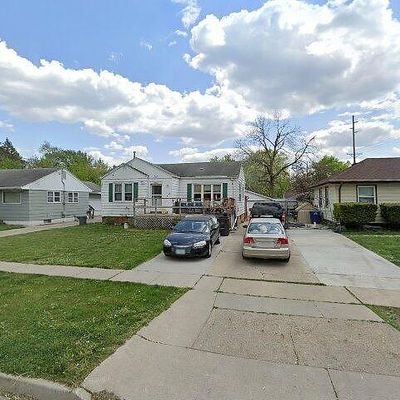 2303 Maple St, Des Moines, IA 50317