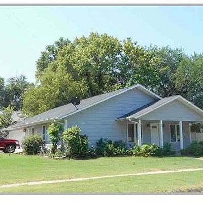 307 W Pack St, Moundridge, KS 67107