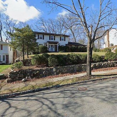 34 Whitewood Dr, Morris Plains, NJ 07950