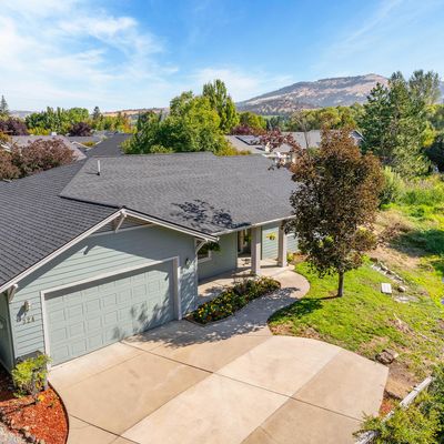 324 Phoenix Hills Dr, Phoenix, OR 97535