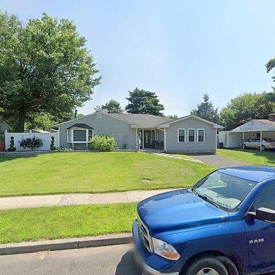 58 Lakeside Dr, Levittown, PA 19054