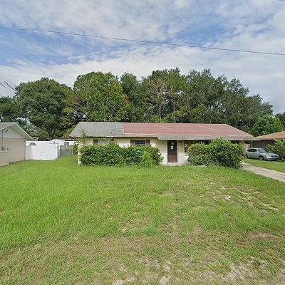 525 Oak Dr, Tavares, FL 32778