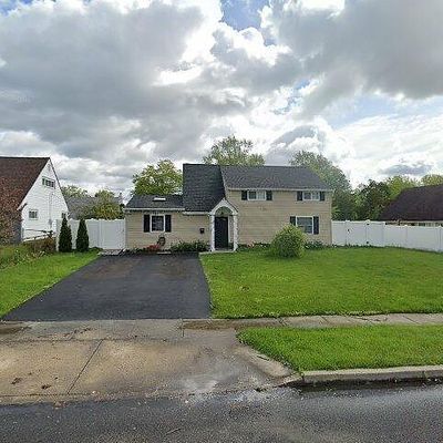 6 Grapevine Rd, Levittown, PA 19057