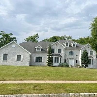 8 Saxon Ct, Freehold, NJ 07728