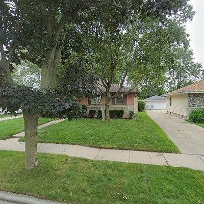 7207 W Cody Cir, Milwaukee, WI 53223