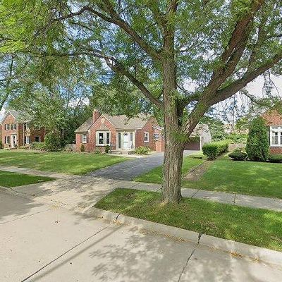 932 Hawthorne Rd, Grosse Pointe Woods, MI 48236