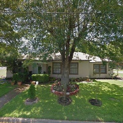 832 E Walnut St, La Grange, TX 78945