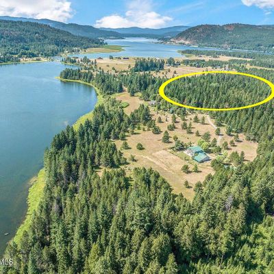 9710 Lakeshore Dr, Sagle, ID 83860