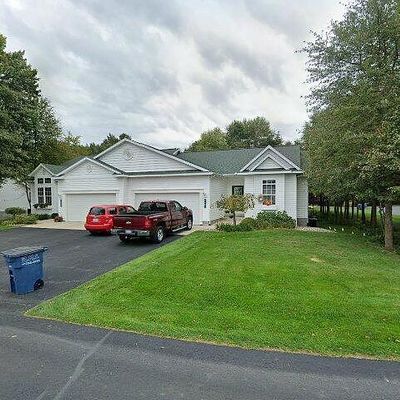 2682 Shadow Pine Dr, Fruitport, MI 49415