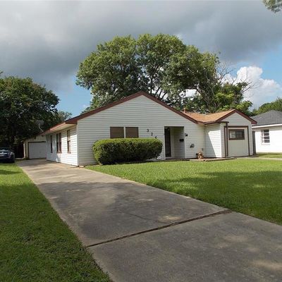 326 Acacia St, Lake Jackson, TX 77566