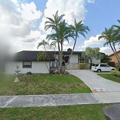 7320 N Oakmont Dr, Hialeah, FL 33015