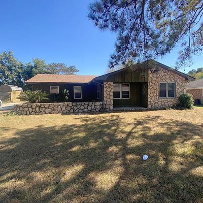 136 Scarborough Rd, Centerville, GA 31028