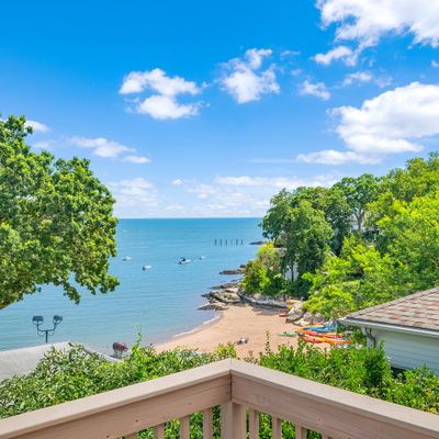 16 Whalers Pt, East Haven, CT 06512