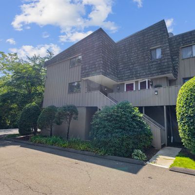 20 Ledgebrook Dr, Norwalk, CT 06854