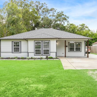 2106 N Galveston Ave, Pearland, TX 77581