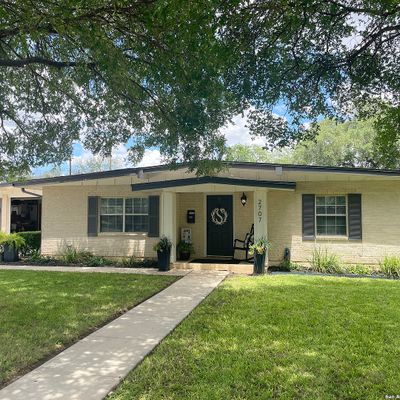 2707 Avenue H, Hondo, TX 78861