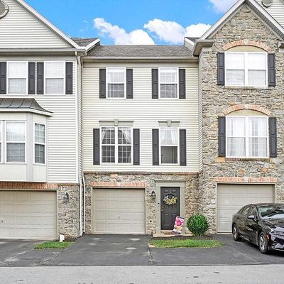 2766 Hunters Crest Dr, York, PA 17402