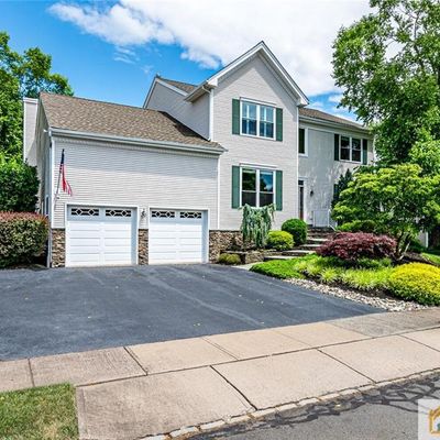 25 Village Rd, Kendall Park, NJ 08824