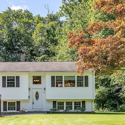 32 Schoolhouse Dr, Danbury, CT 06811