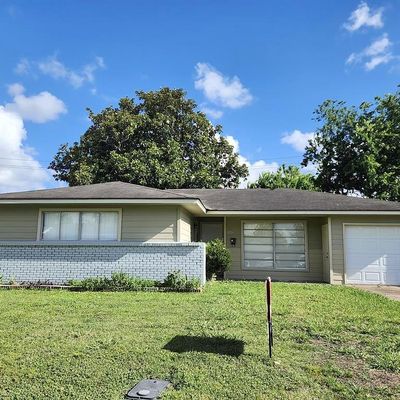 3706 Newton Dr, Pasadena, TX 77503