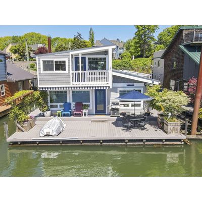 380 N Tomahawk Island Dr, Portland, OR 97217