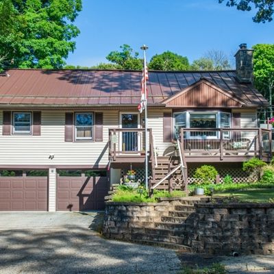 33 Lake Shore Rd W, Stockholm, NJ 07460