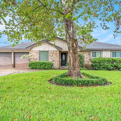 4108 Pine Shadows St, Dickinson, TX 77539