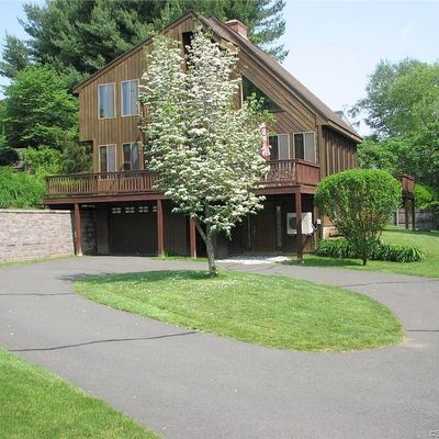 5 Metacomet Dr, East Granby, CT 06026