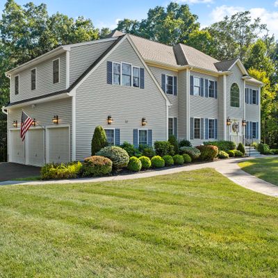 5 Shangri Ln, Wallingford, CT 06492