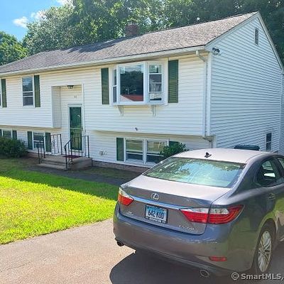 51 Robertson Dr, Hamden, CT 06518