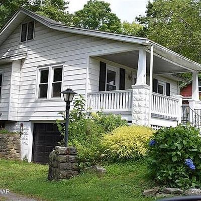 513 Prices Dr, Cresco, PA 18326