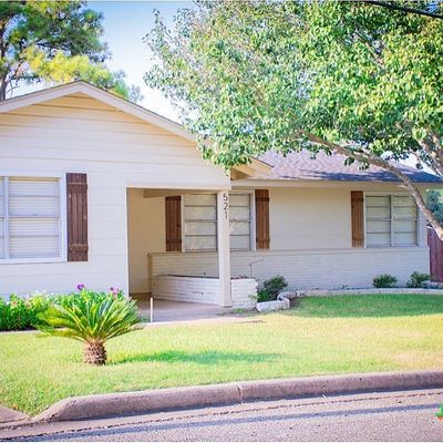 521 Page St, Hallettsville, TX 77964