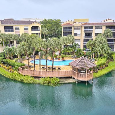 700 Uno Lago Dr, Juno Beach, FL 33408