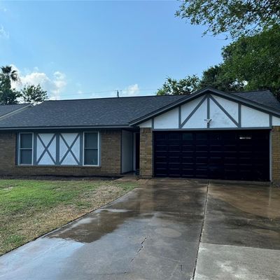 709 Noreda St, Angleton, TX 77515