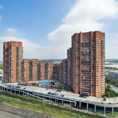 626 Harmon Cove Tower, Secaucus, NJ 07094