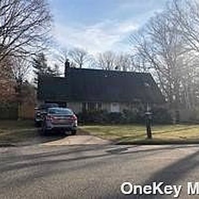 8 Hale Ln, Coram, NY 11727