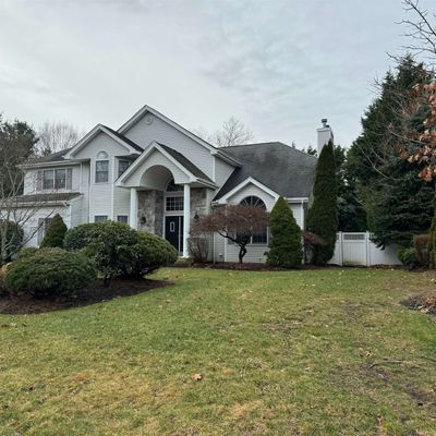 8 Park View Ln, Lake Grove, NY 11755