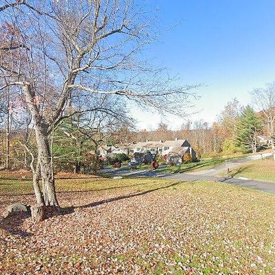 8 Pond View Dr, Brookfield, CT 06804