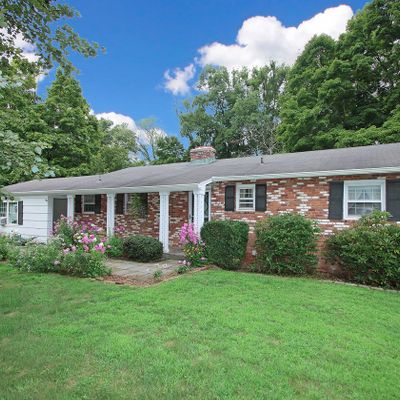 8 Winslow Rd, Newtown, CT 06470