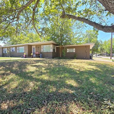 804 E North Main Street, Flatonia, TX 78941