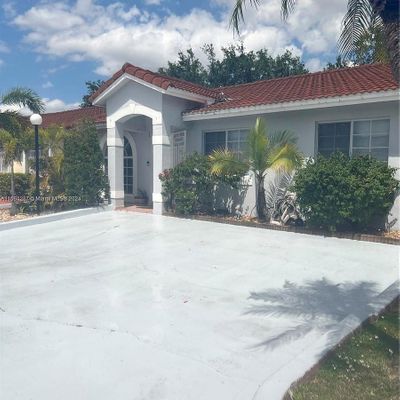 8255 Nw 186th St, Hialeah, FL 33015