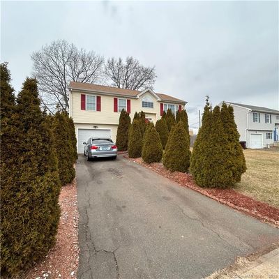 9 Village Green Dr, New Britain, CT 06053