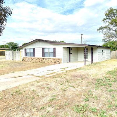 1320 Dallas St, Plainview, TX 79072