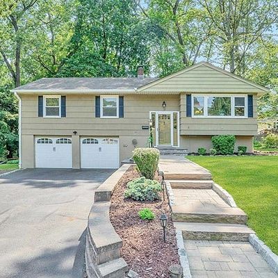 16 Mayo Dr, Park Ridge, NJ 07656